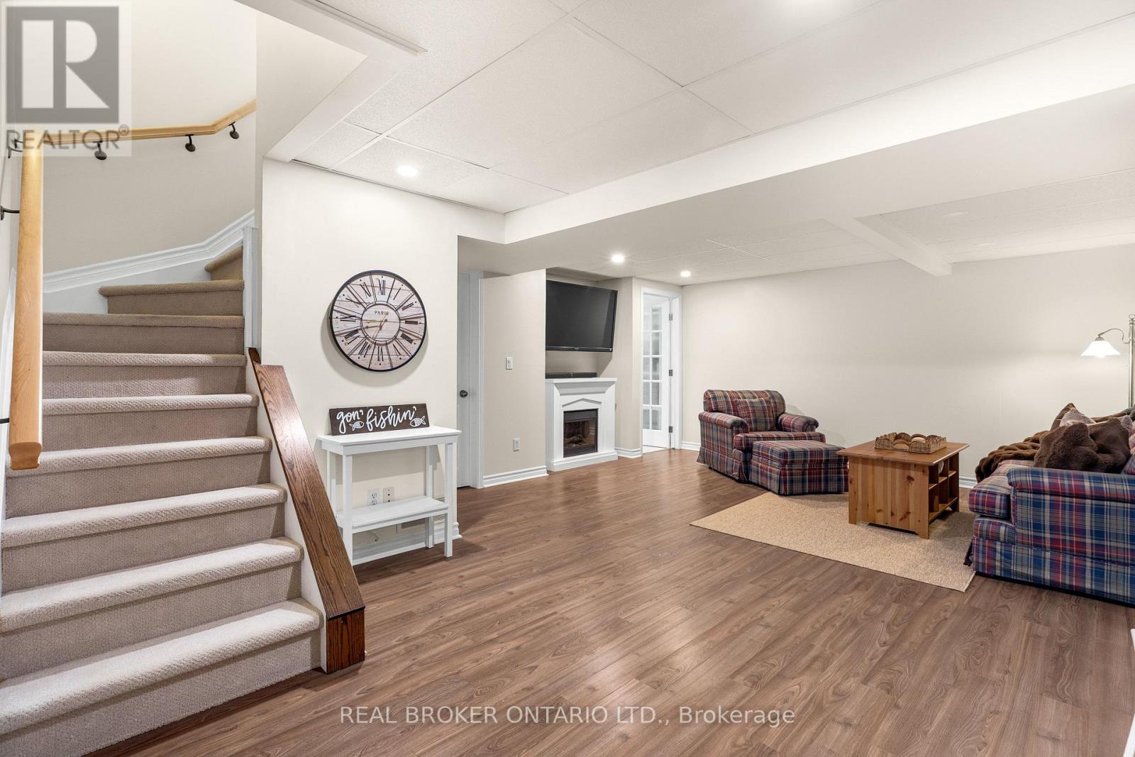 41 GOLDER'S GREEN LANE - 38