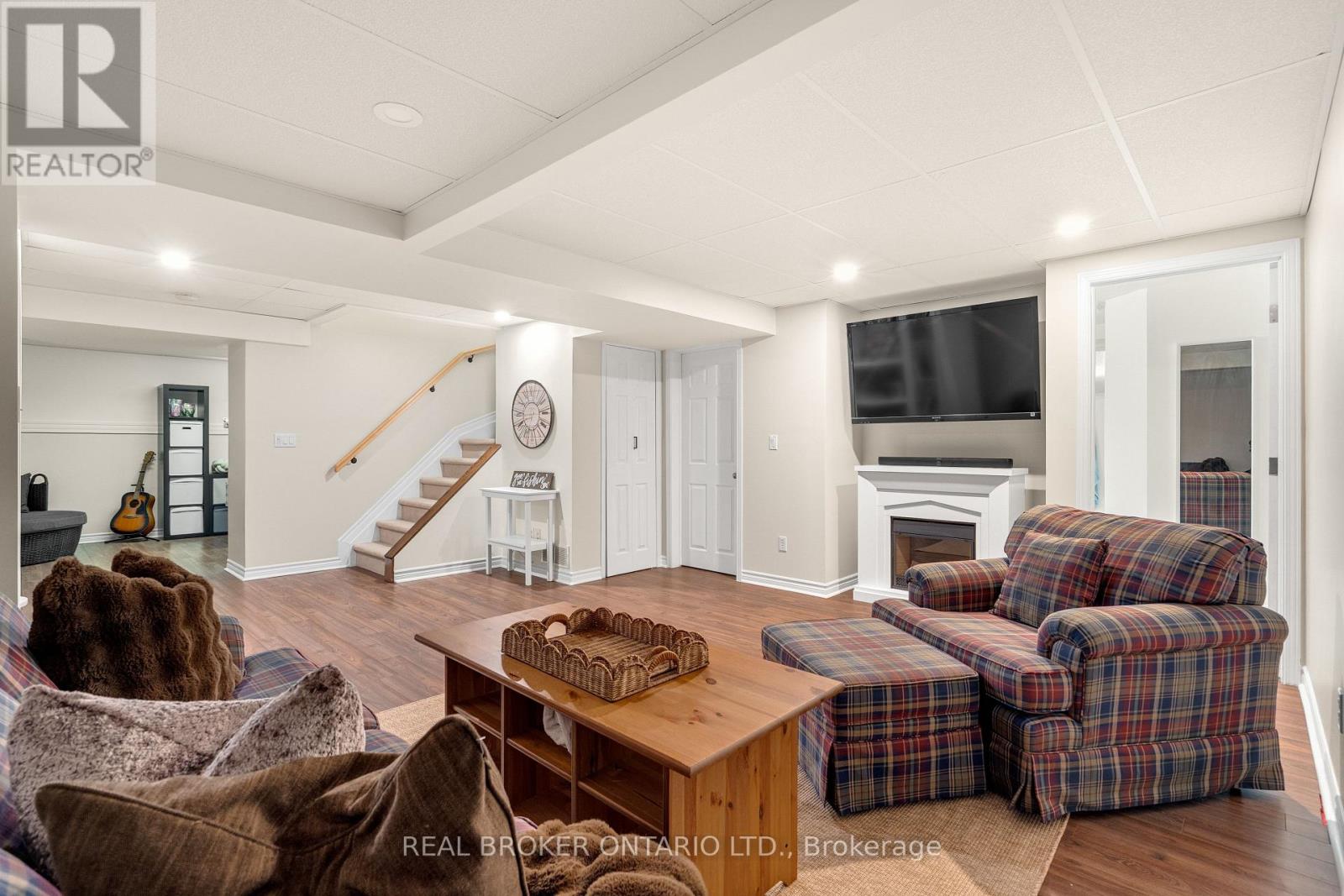41 GOLDER'S GREEN LANE - 39