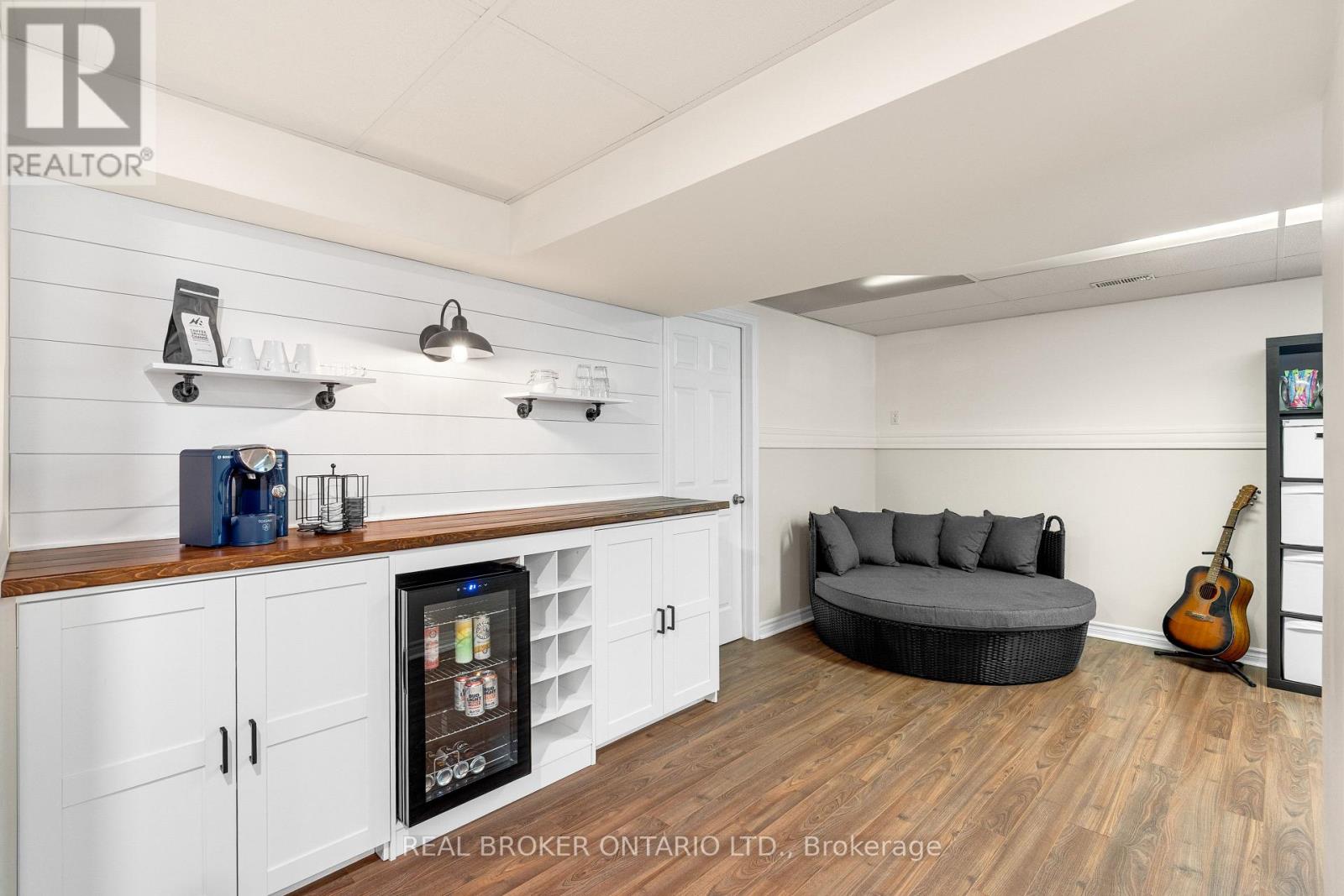 41 GOLDER'S GREEN LANE - 40