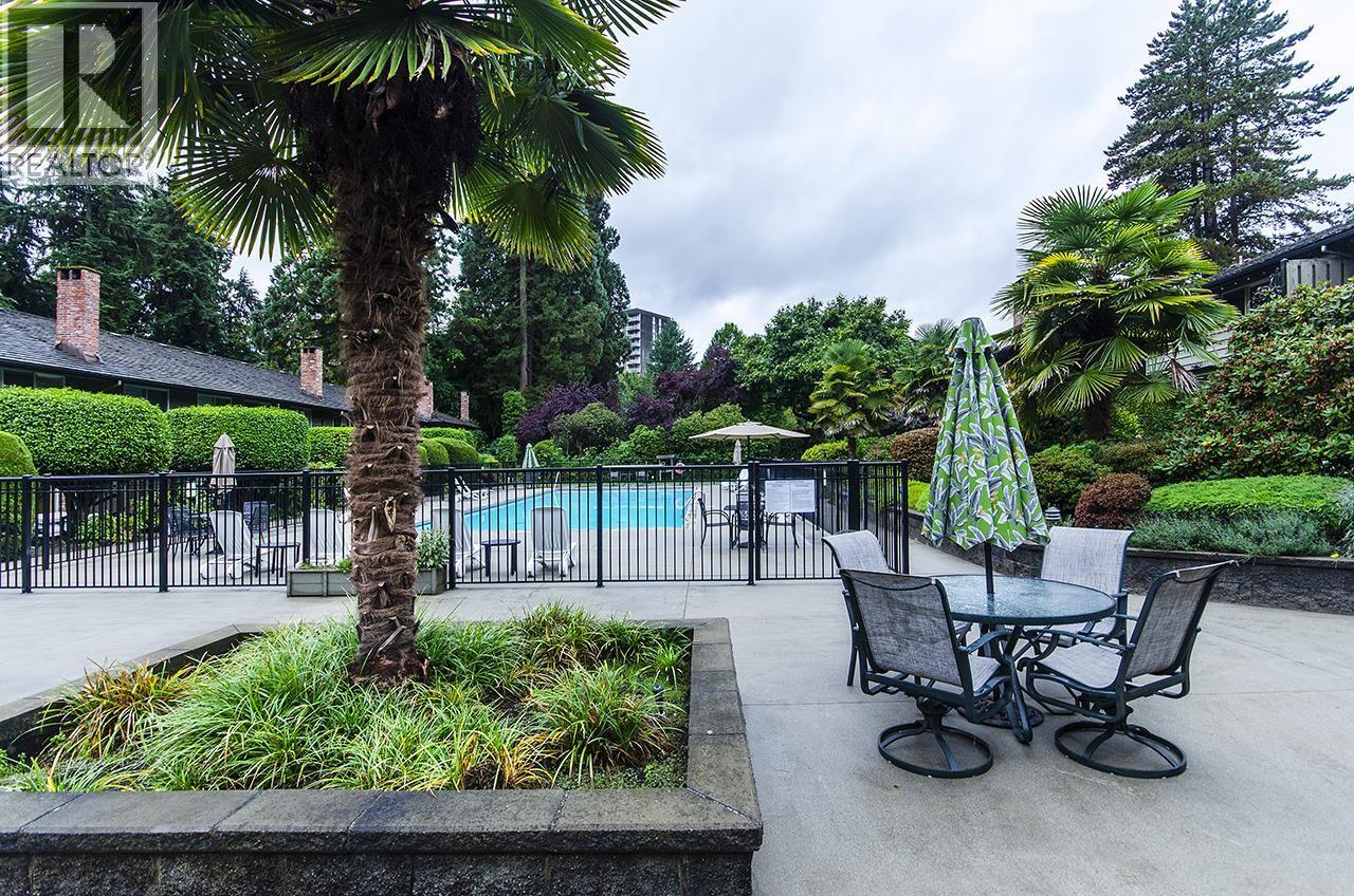 211 235 KEITH ROAD, West Vancouver