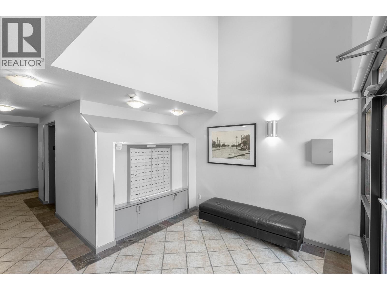 203 305 LONSDALE AVENUE — photo 3