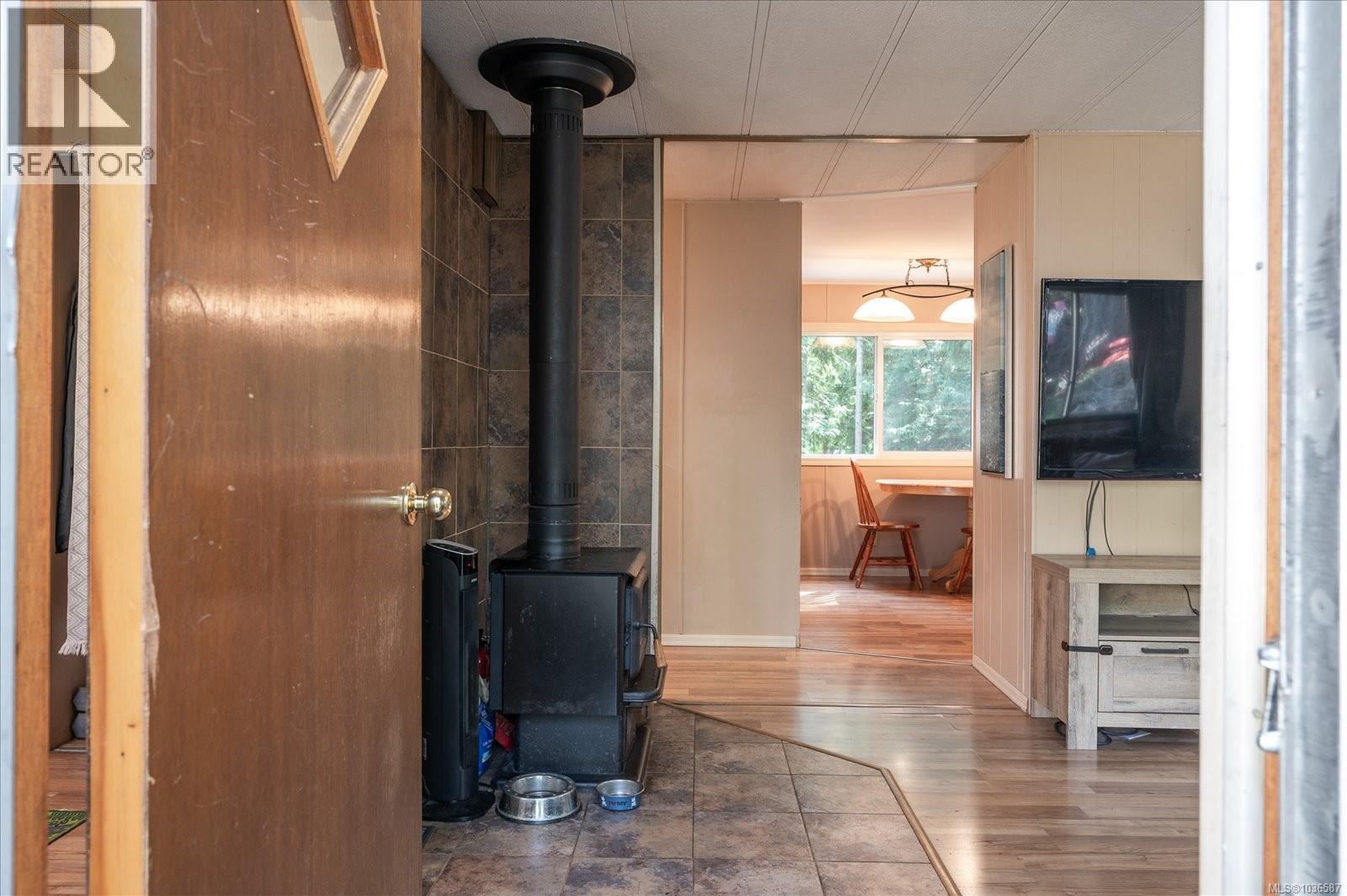970 Carmen Cres - Image 2