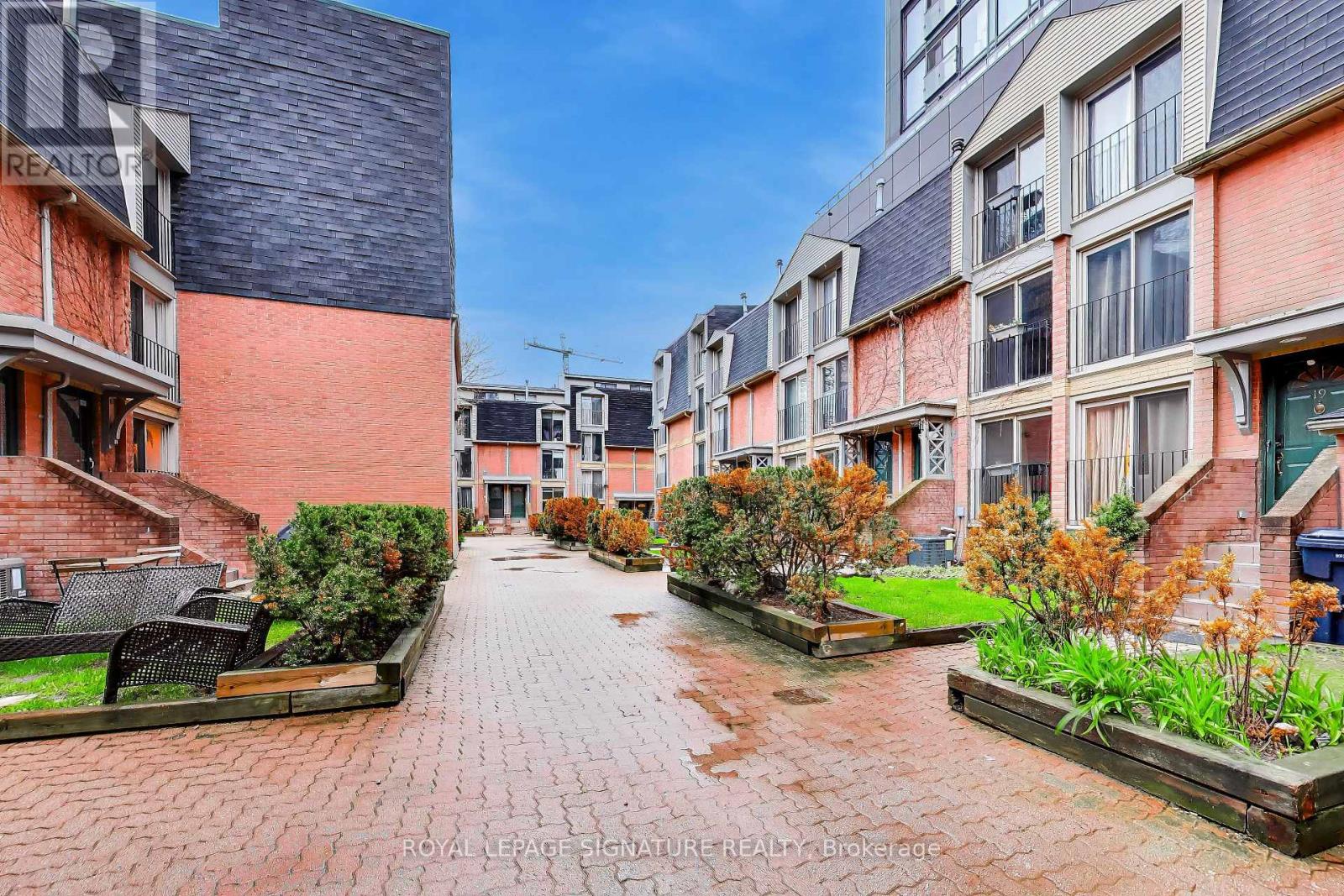 #18 325 JARVIS STREET - Image 2