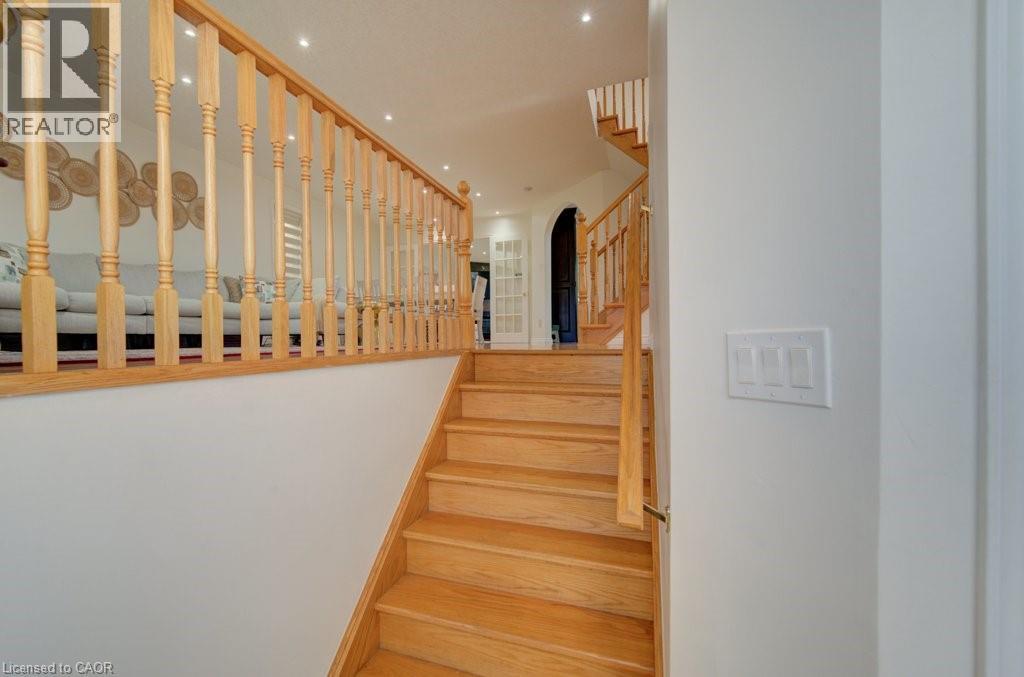 32 LENA Crescent, Cambridge, Ontario, N1R8P4 — Photo 3