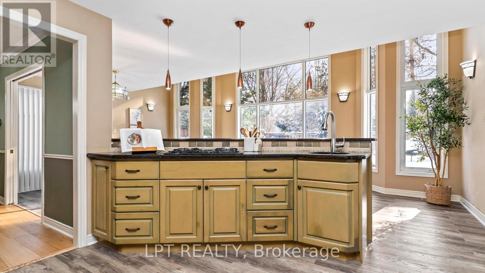 488 SUNNYSIDE CRESCENT - 10