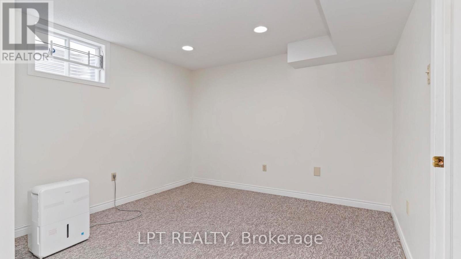 488 SUNNYSIDE CRESCENT - 34