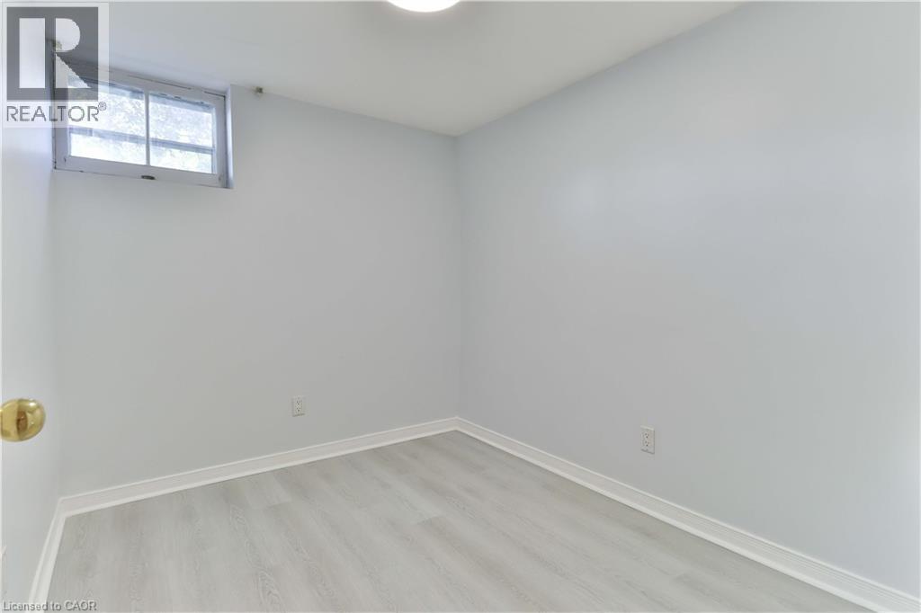 32 CHRISTINA Crescent, Scarborough, Ontario, M1R4H6 — Photo 5
