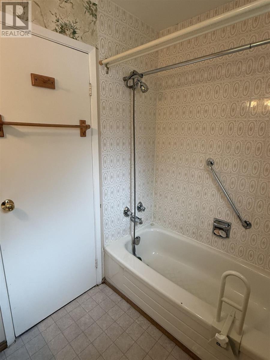 44 Hergott AVE, Elliot Lake, Ontario, P5A3A8 — Photo 4