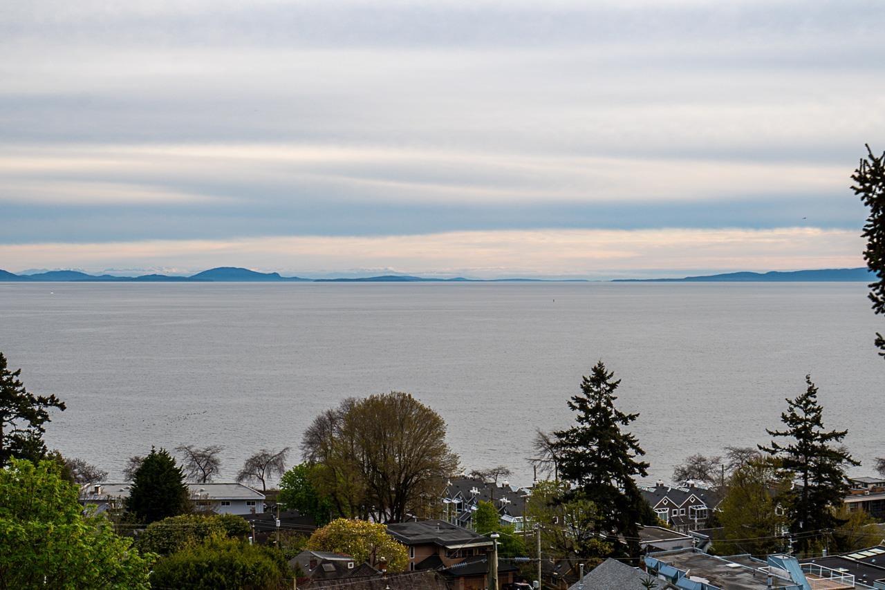 1266 EVERALL STREET, White Rock