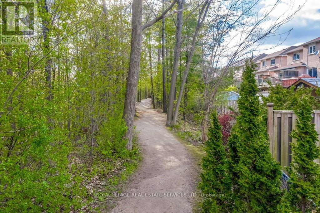 331 RAVINEVIEW WAY - 46