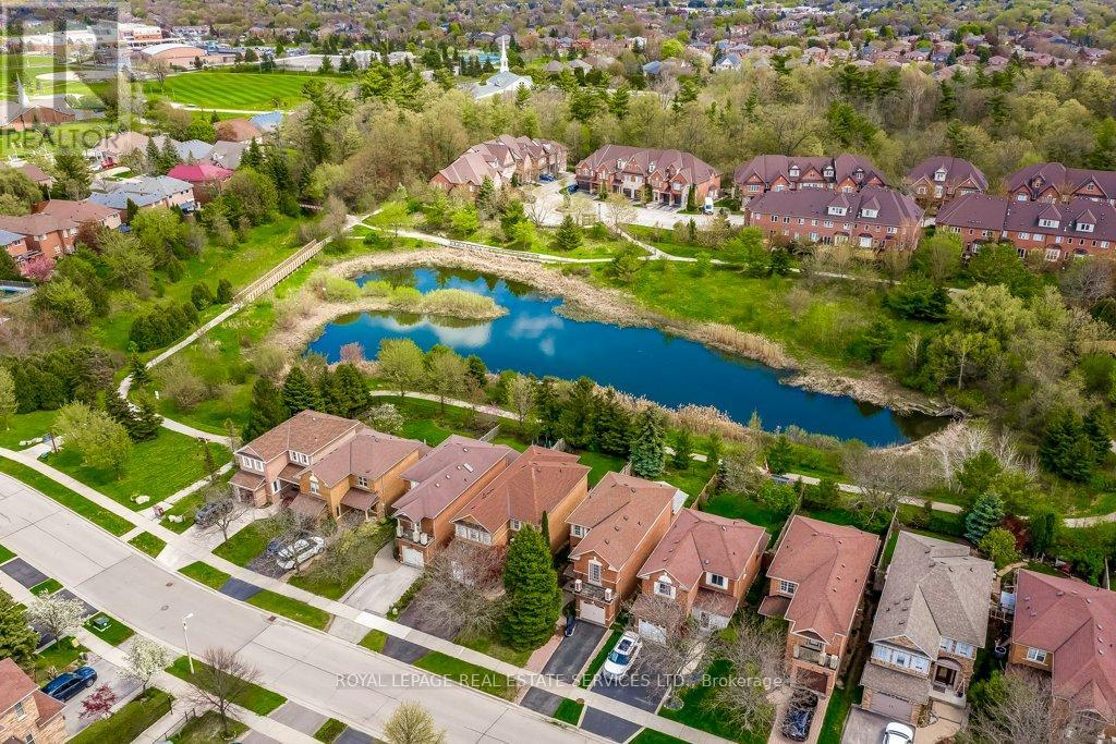 331 RAVINEVIEW WAY - 45
