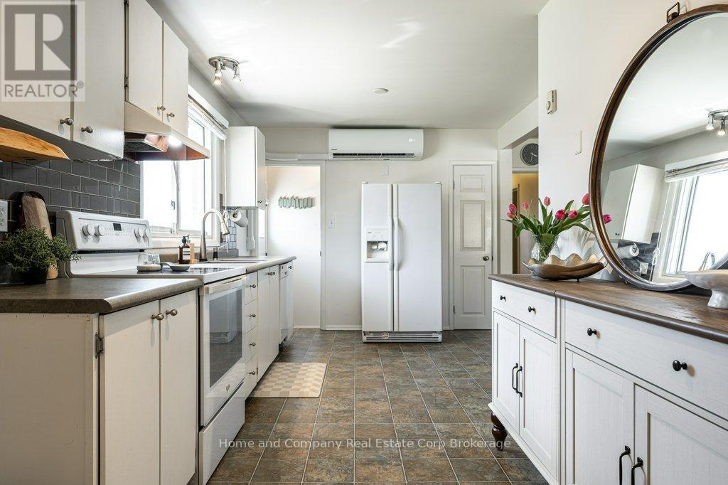 228 REDFORD CRESCENT - 9
