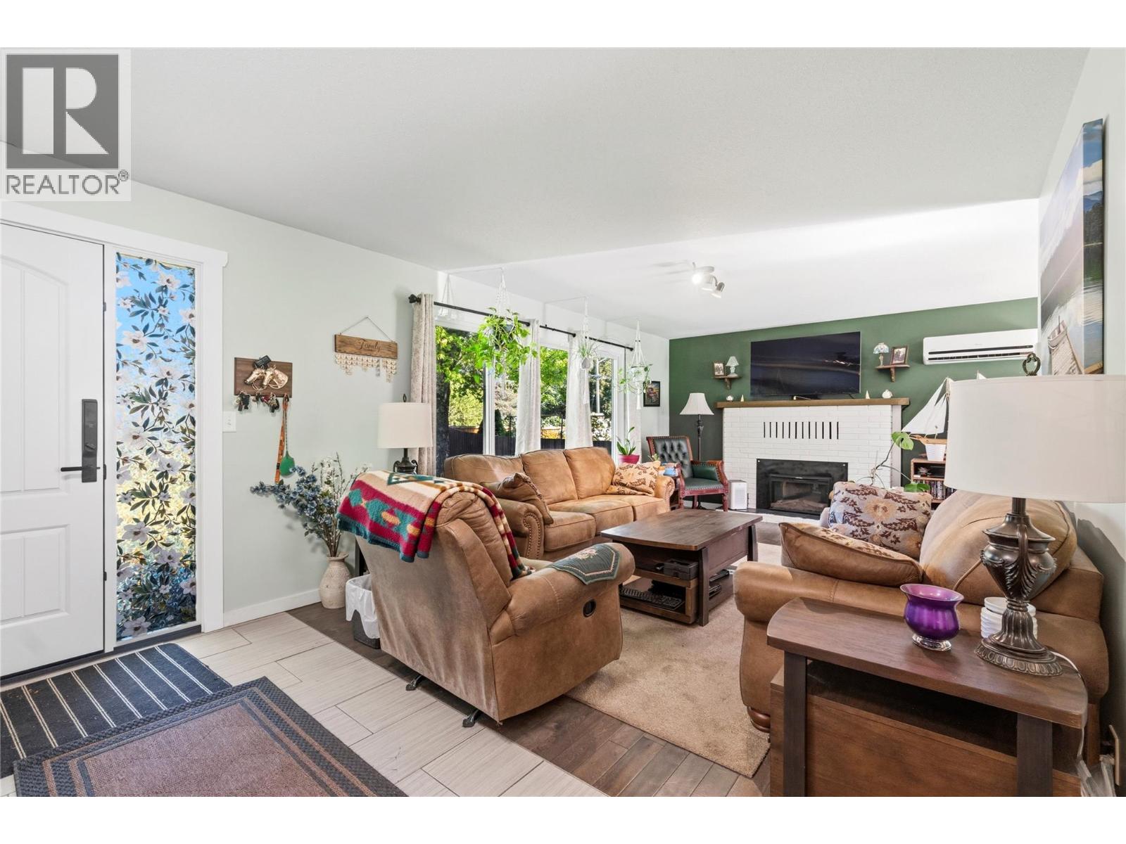  606 Riverside Avenue, Sicamous