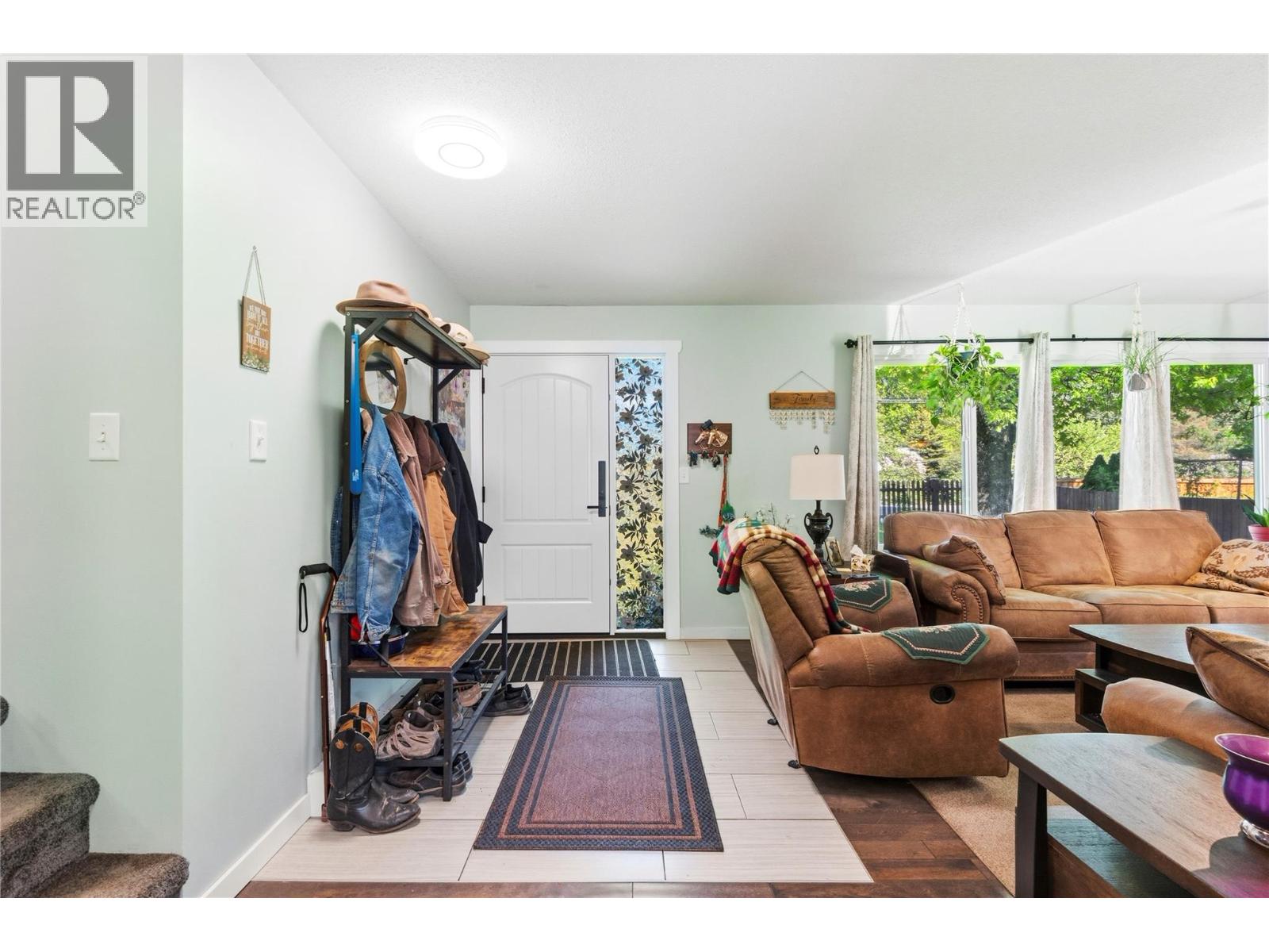 606 Riverside Avenue, Sicamous