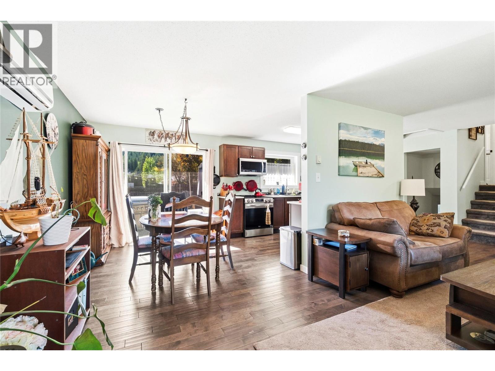  606 Riverside Avenue, Sicamous