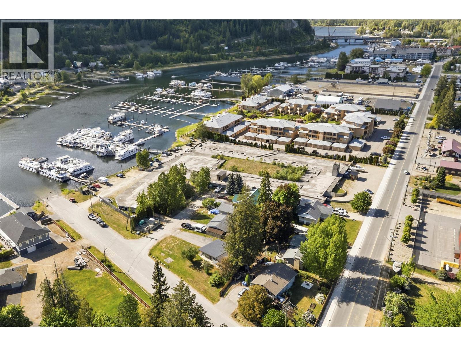  606 Riverside Avenue, Sicamous