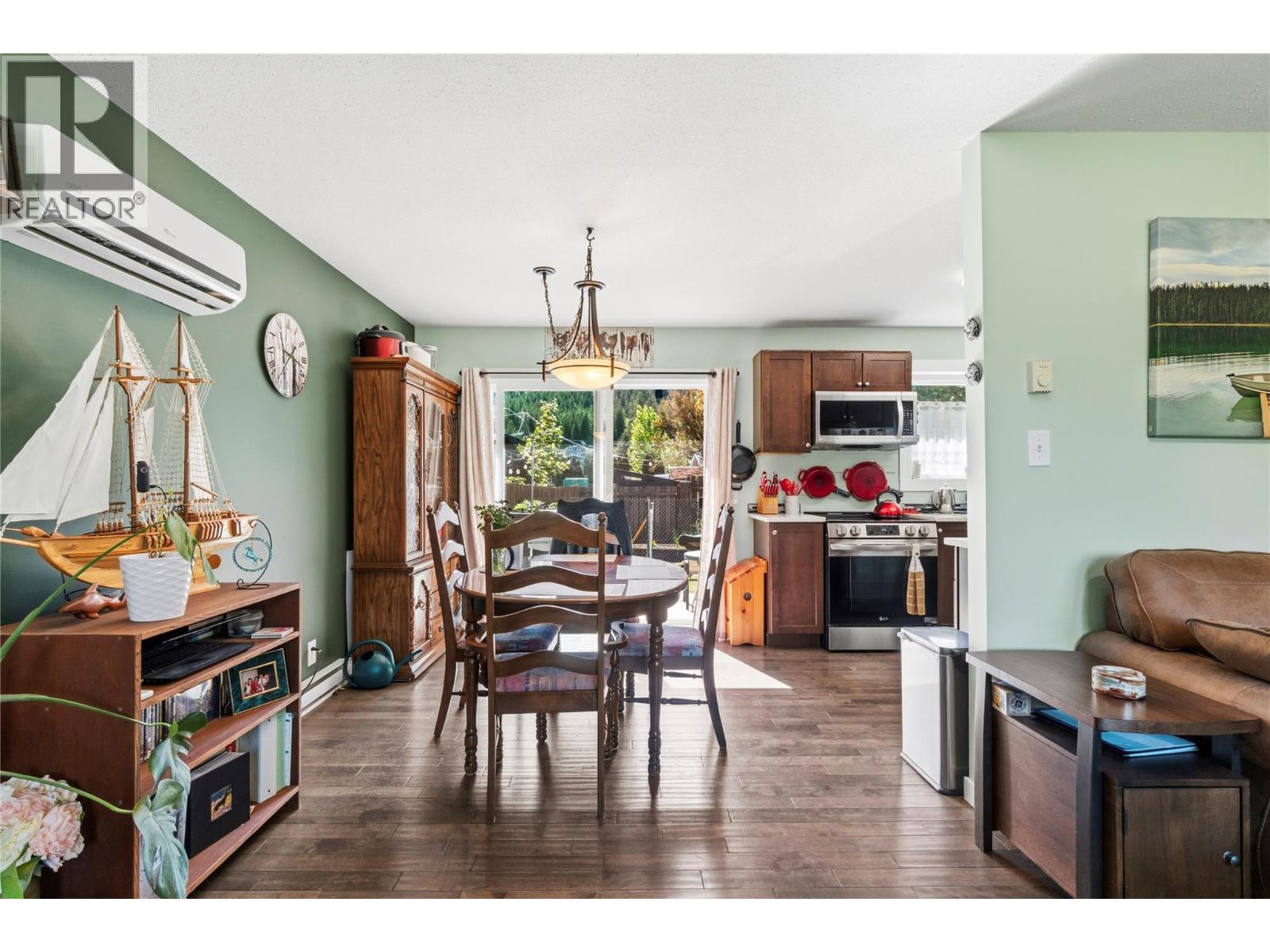  606 Riverside Avenue, Sicamous