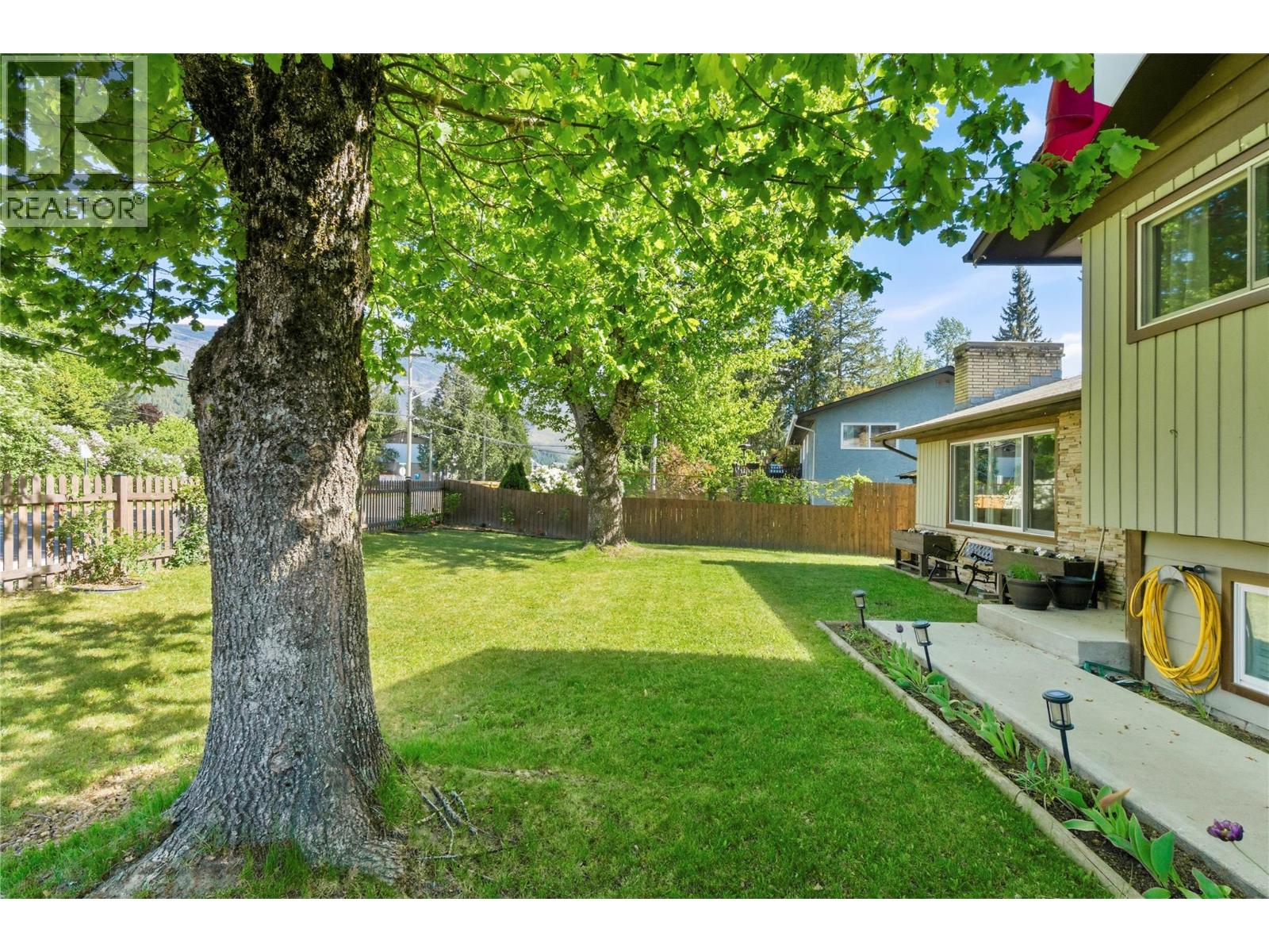  606 Riverside Avenue, Sicamous