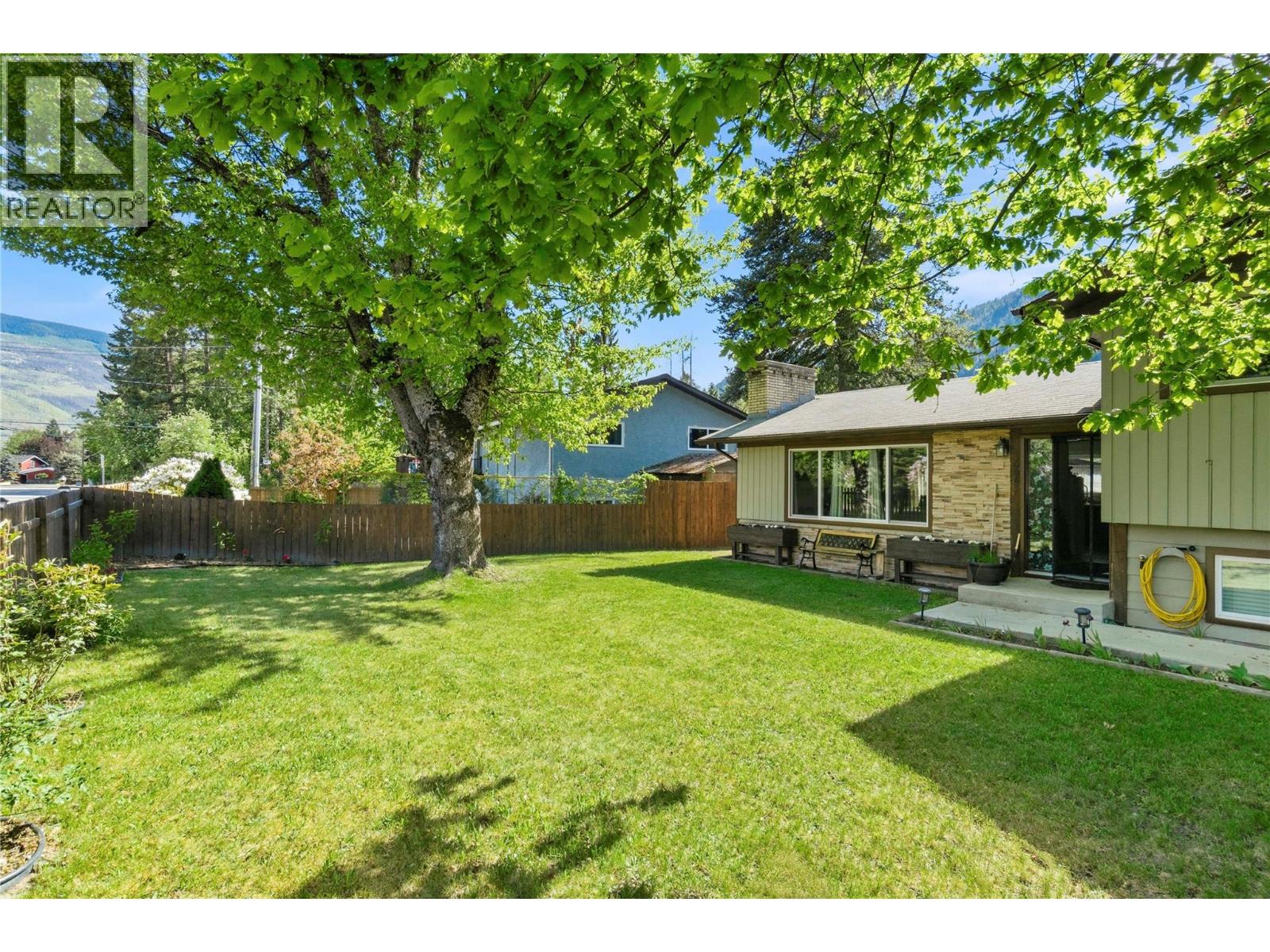  606 Riverside Avenue, Sicamous