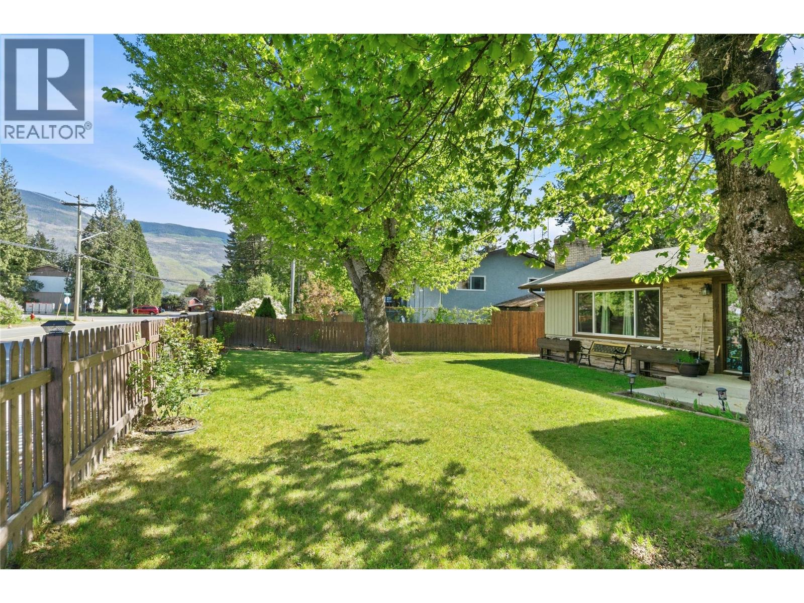  606 Riverside Avenue, Sicamous