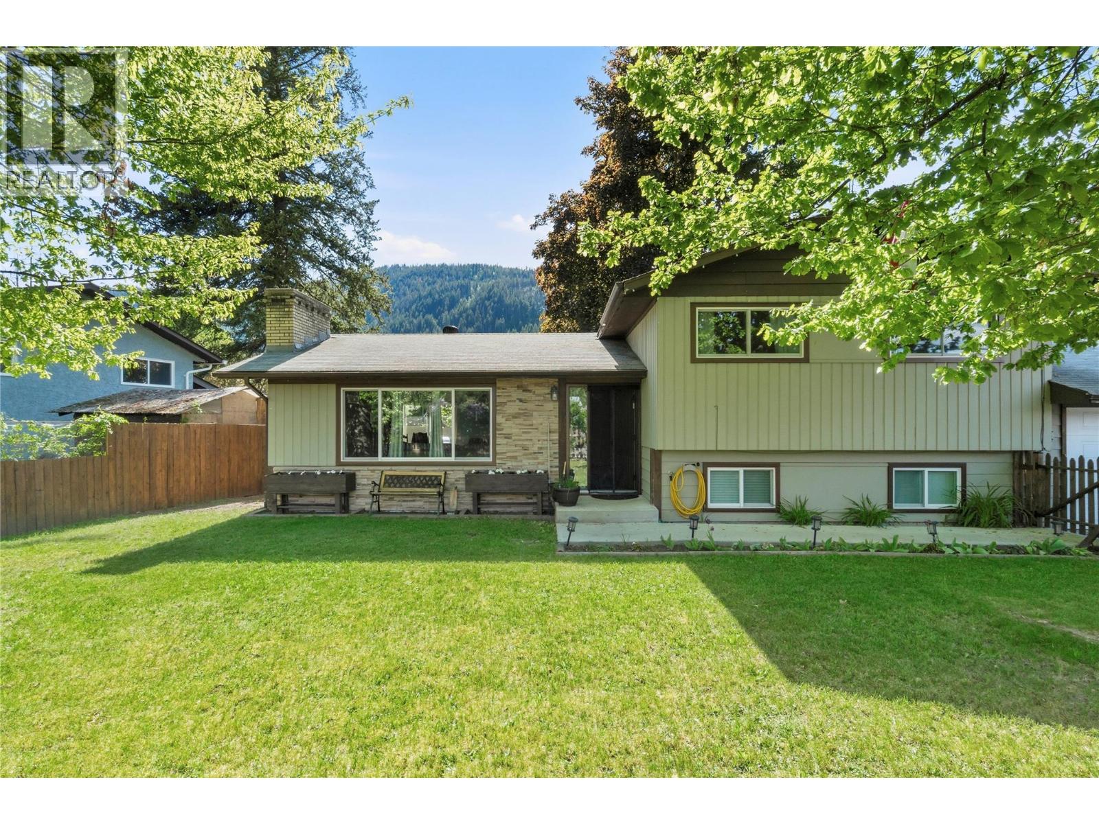  606 Riverside Avenue, Sicamous