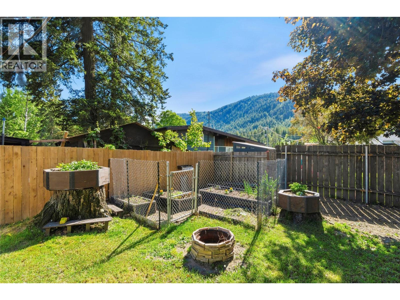  606 Riverside Avenue, Sicamous