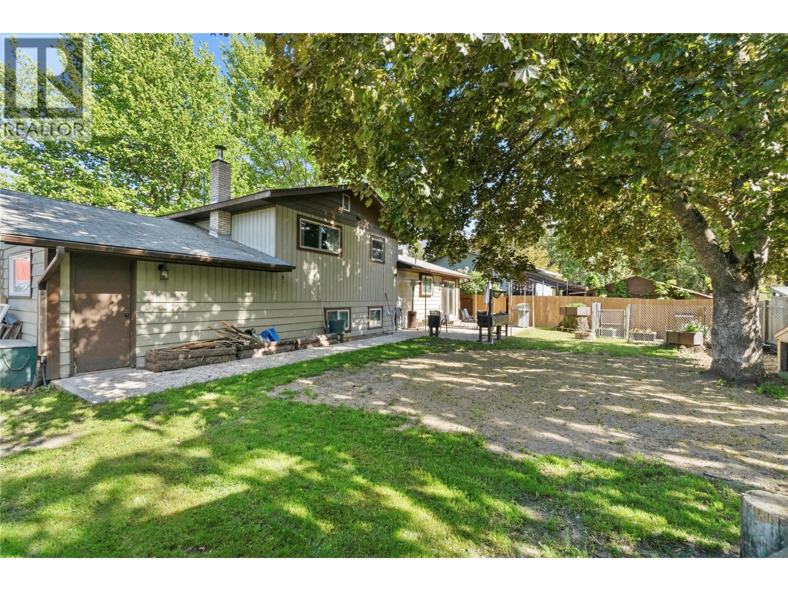  606 Riverside Avenue, Sicamous