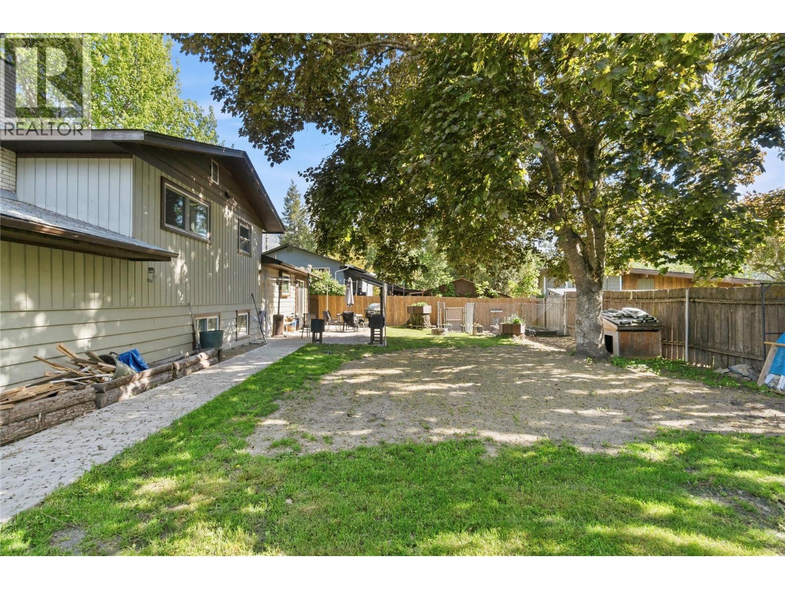  606 Riverside Avenue, Sicamous