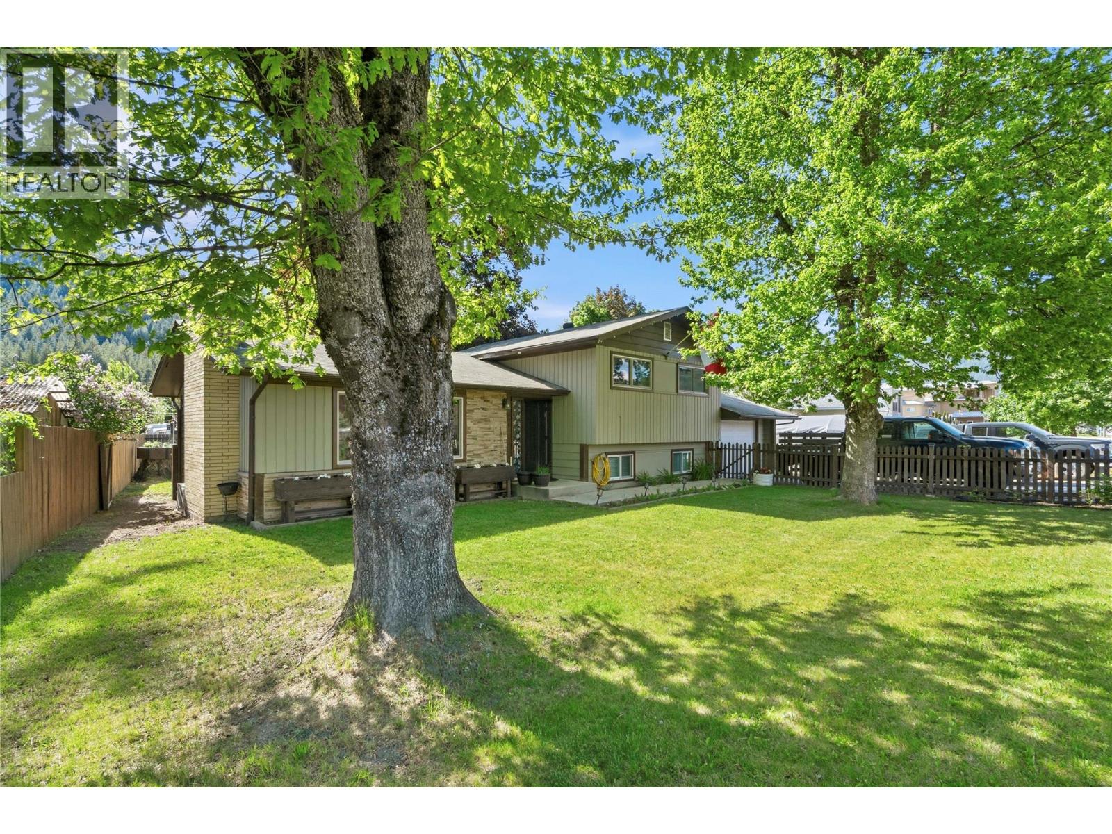  606 Riverside Avenue, Sicamous