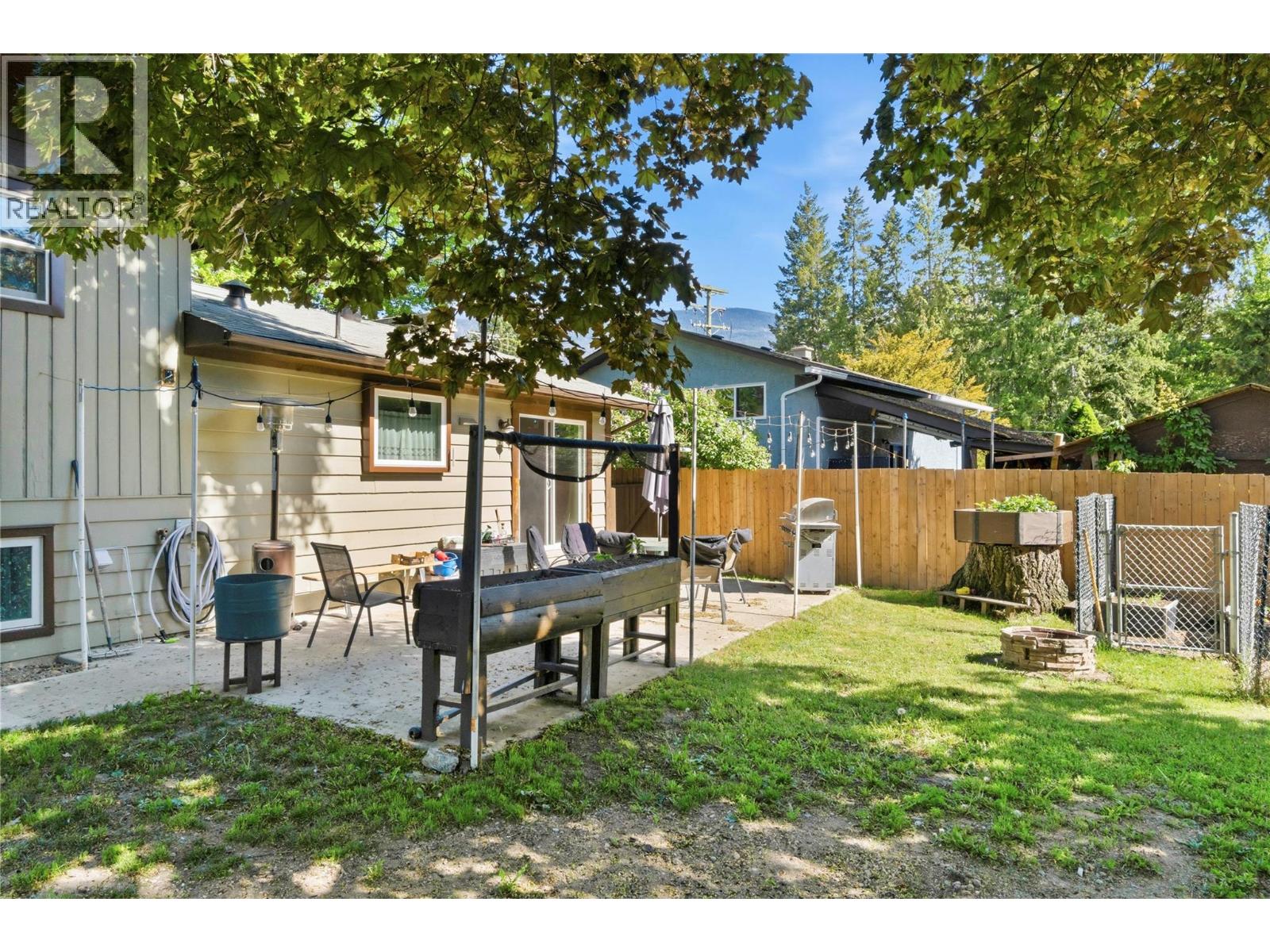  606 Riverside Avenue, Sicamous