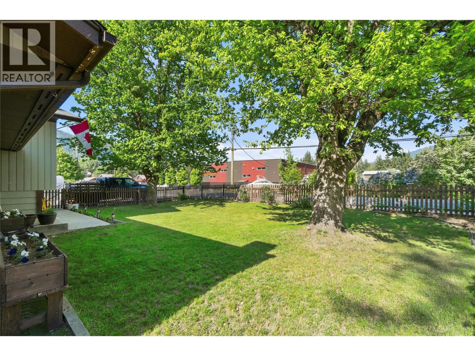  606 Riverside Avenue, Sicamous