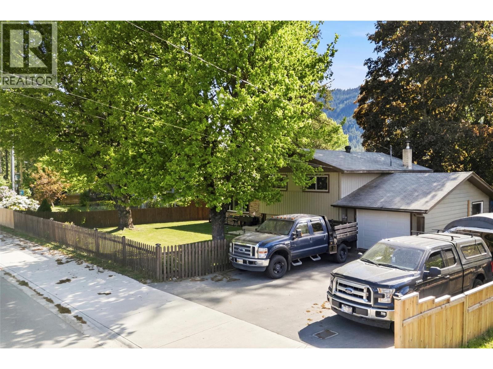  606 Riverside Avenue, Sicamous