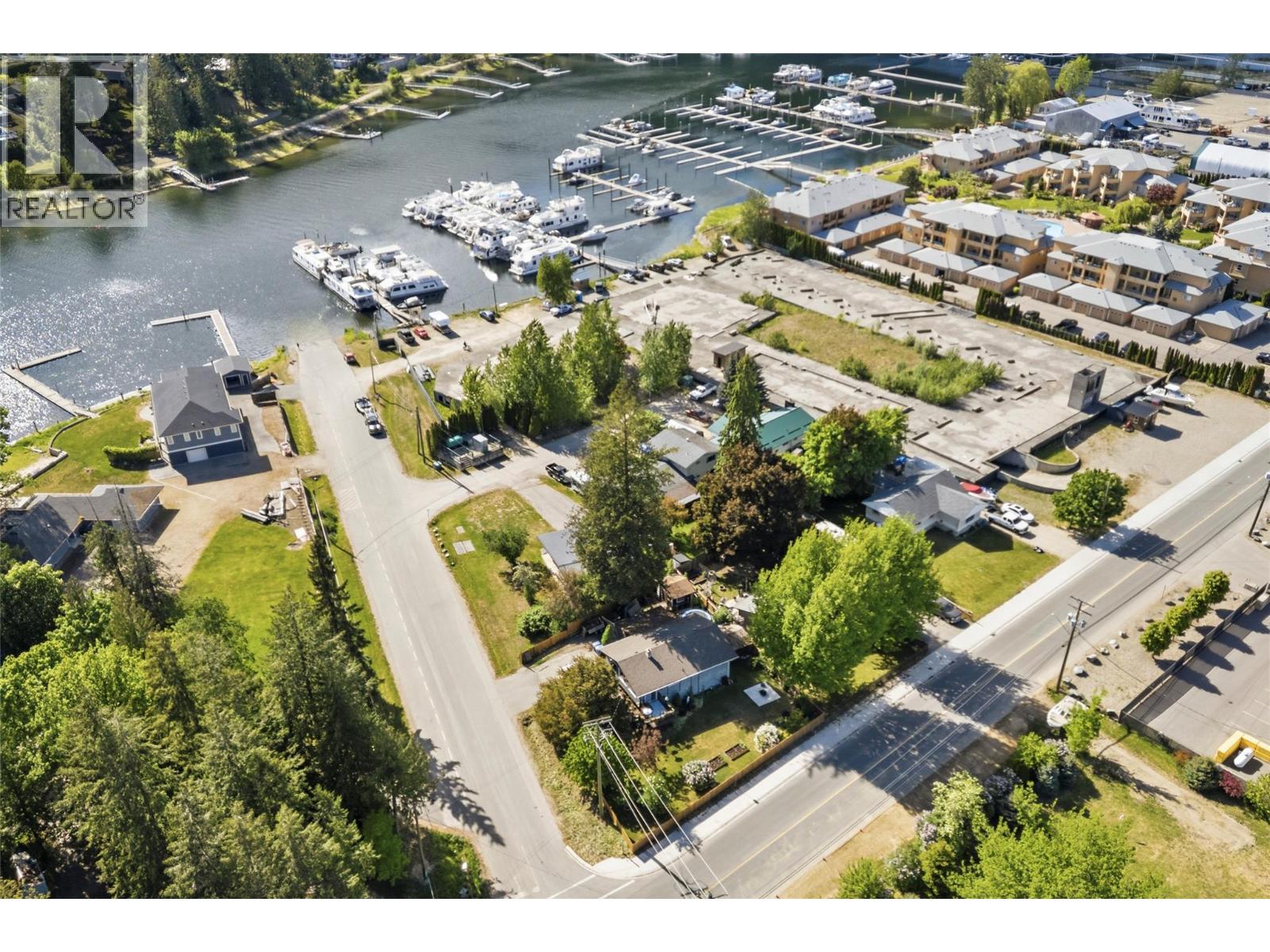  606 Riverside Avenue, Sicamous