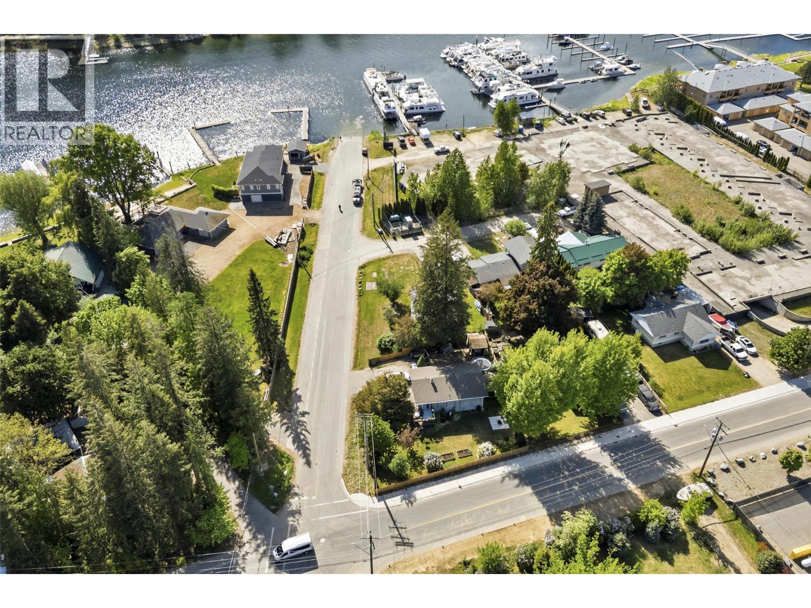  606 Riverside Avenue, Sicamous