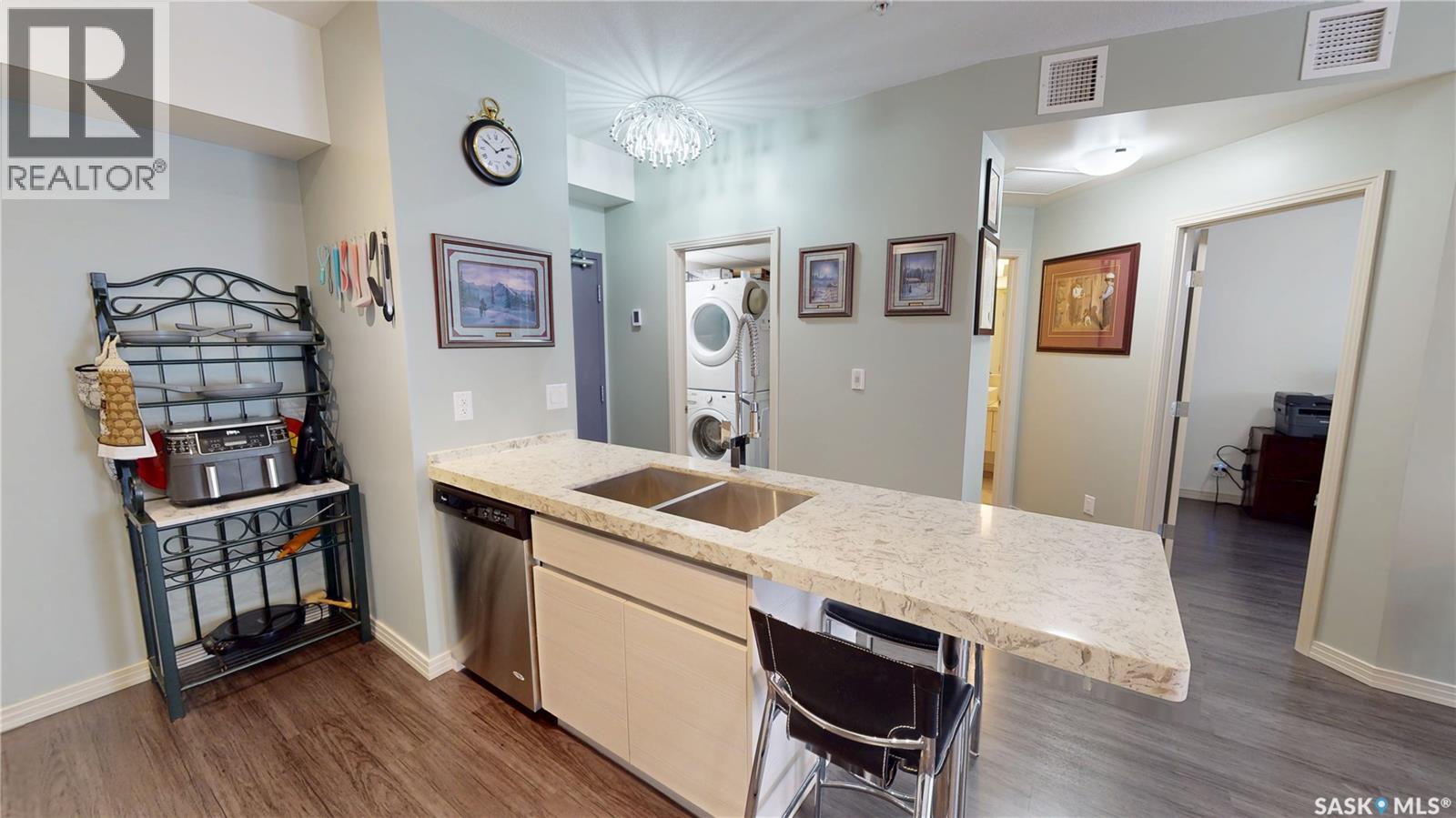 #205 223 Evergreen SQUARE - 7