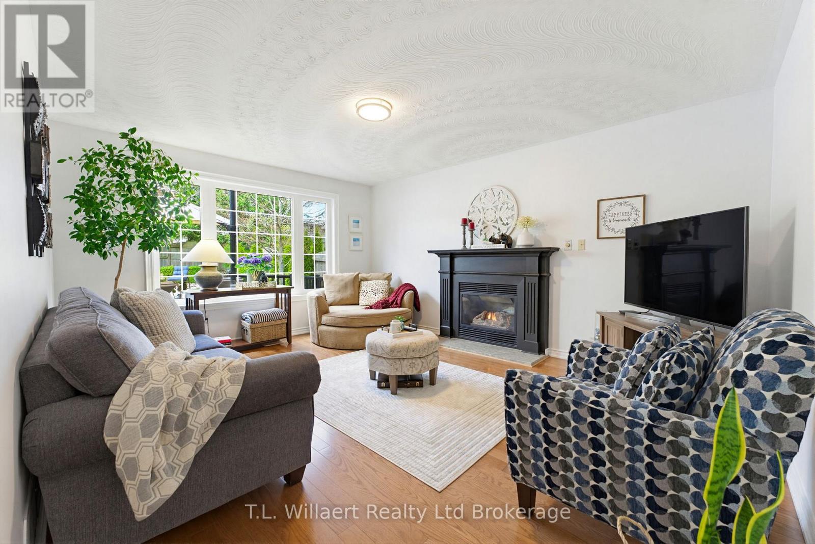 10 WOODSIDE DRIVE - 10