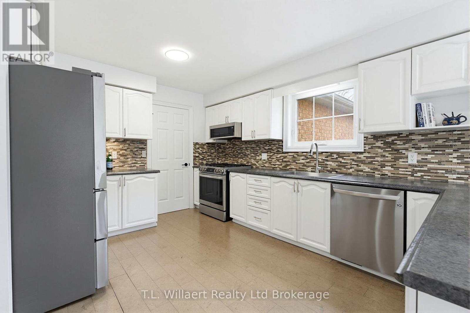 10 WOODSIDE DRIVE - 19
