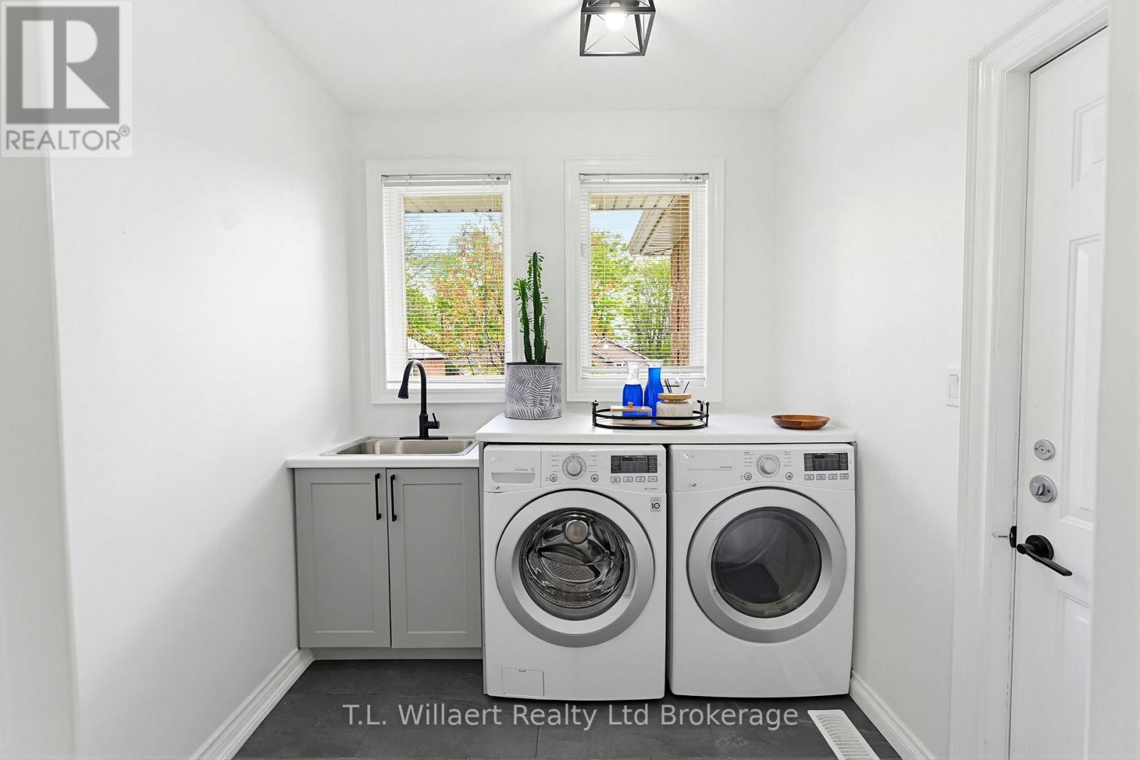 10 WOODSIDE DRIVE - 20
