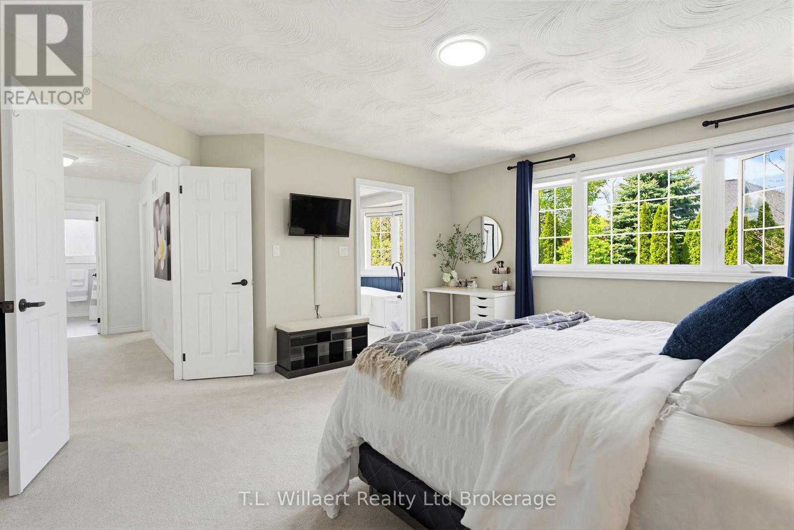 10 WOODSIDE DRIVE - 24