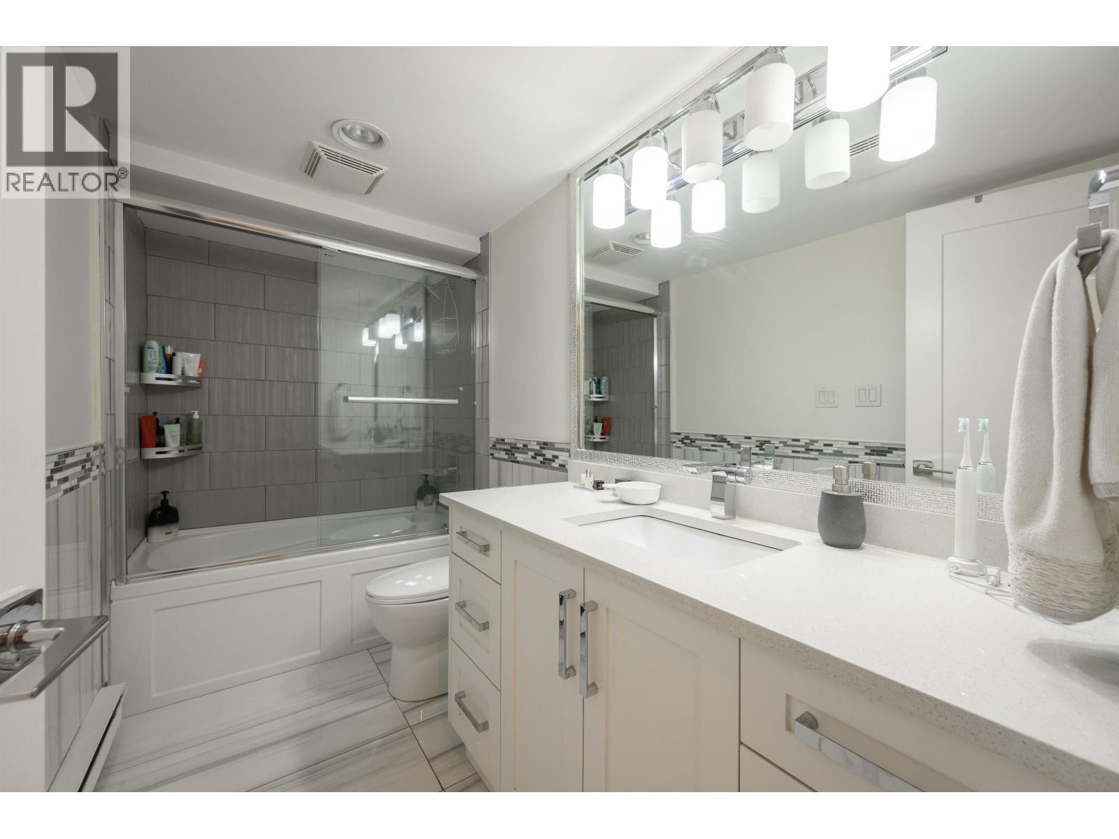 3201 LONSDALE AVENUE — photo 2