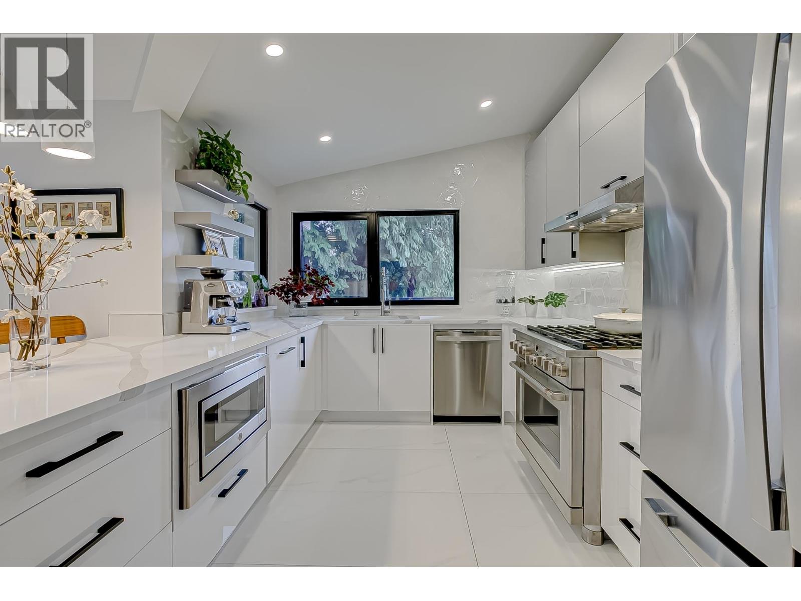 2836 VIOLET Street - photo 2