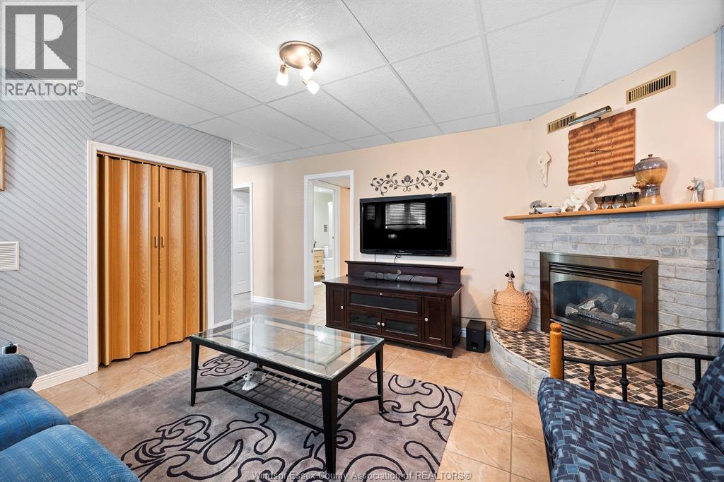 150 ROSEANN DRIVE - 18