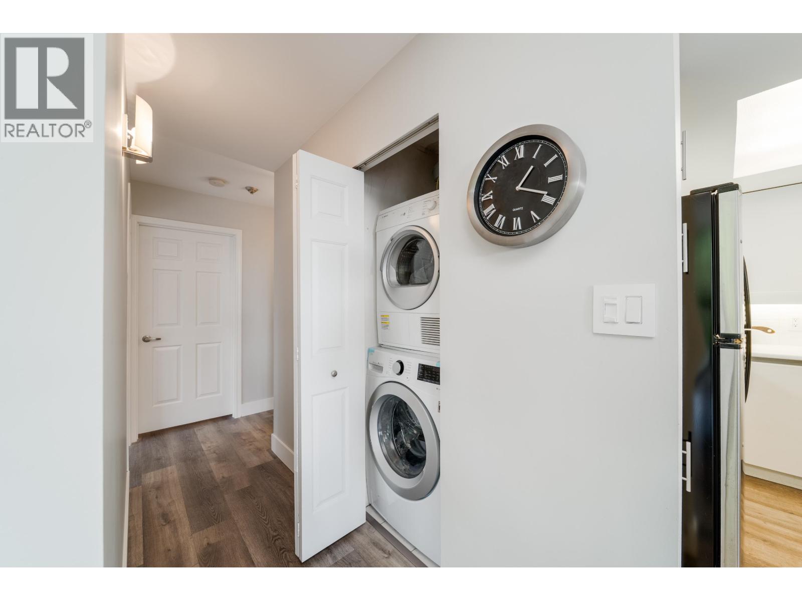 203 408 LONSDALE AVENUE — photo 3