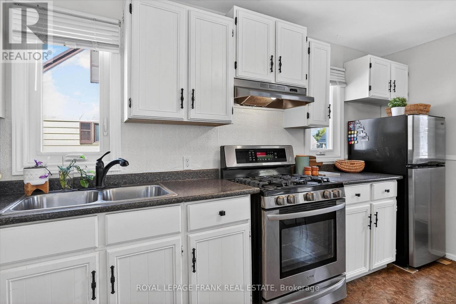 657 MCKELLAR STREET - 10