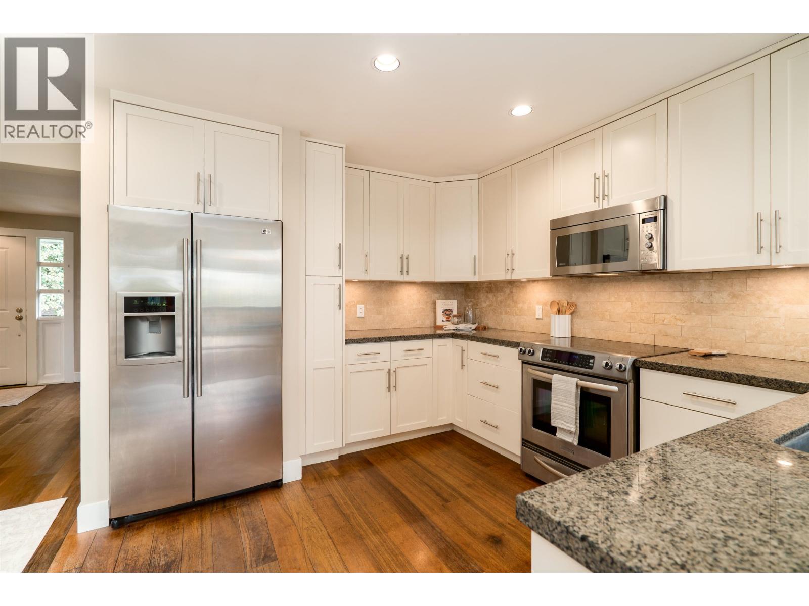 939 CALVERHALL STREET — photo 3