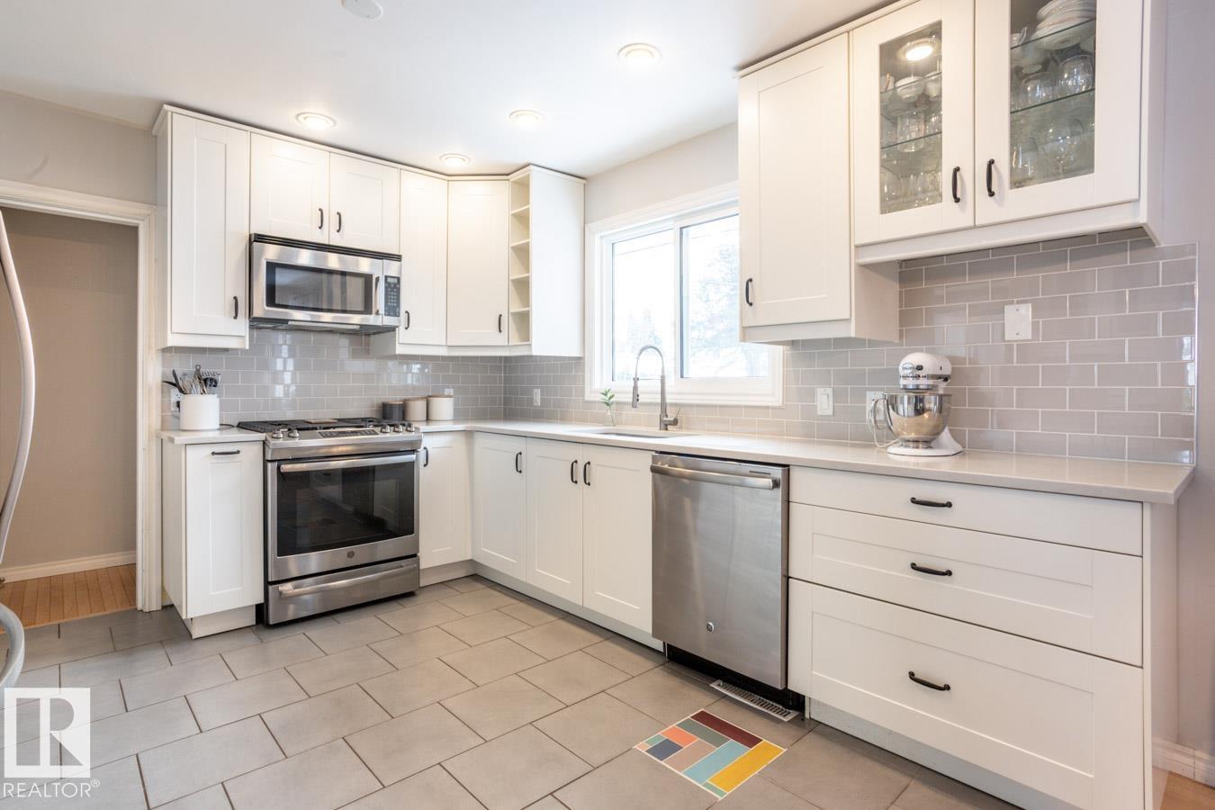 8239 93A AV NW - 11