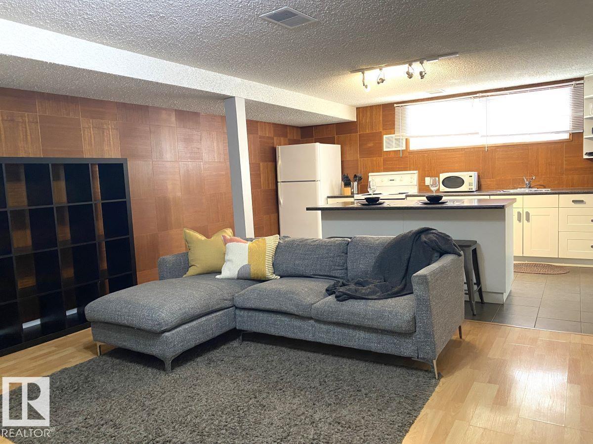 8239 93A AV NW - 20