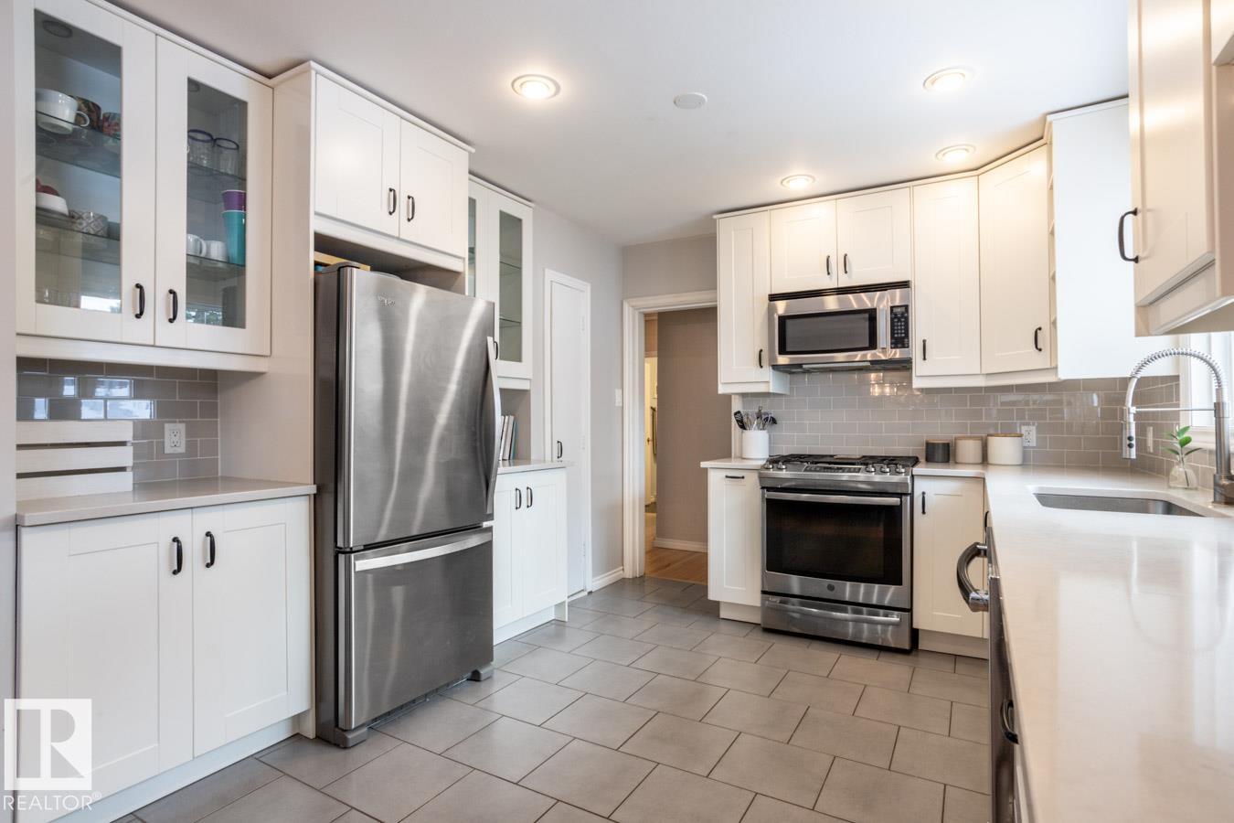 8239 93A AV NW - 12
