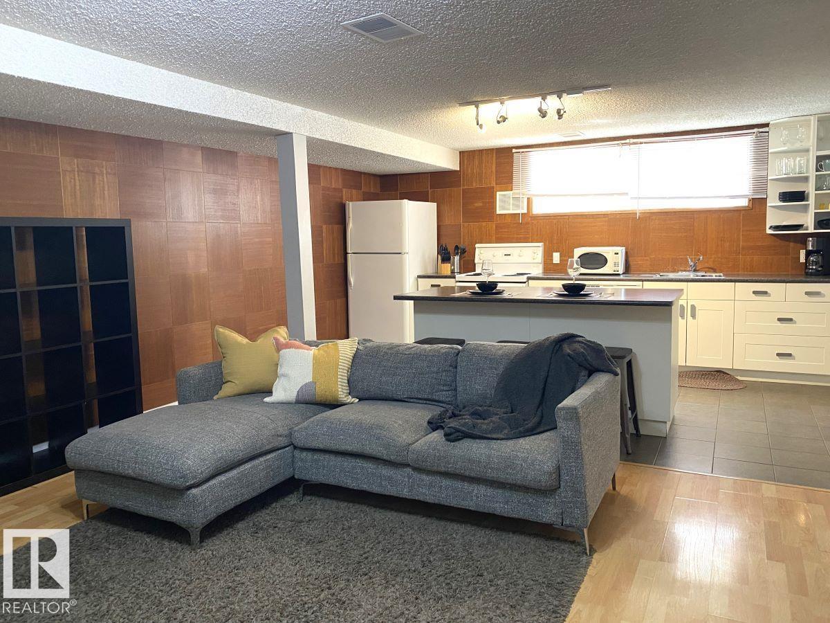 8239 93A AV NW - 21