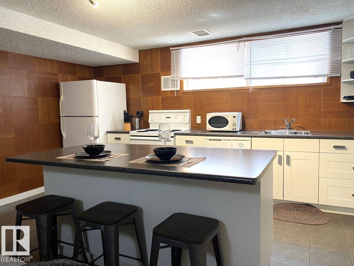 8239 93A AV NW - 22